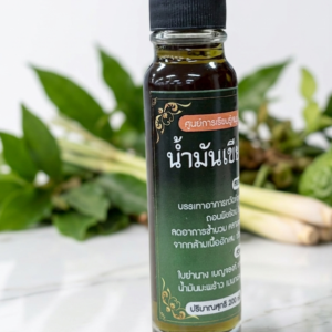 น้ำมันเขียวสูตรเย็น ขวดแก้วสีเขียว กลิ่นสมุนไพร วางคู่ใบไม้ ให้ความรู้สึกสดชื่น ผ่อนคลาย